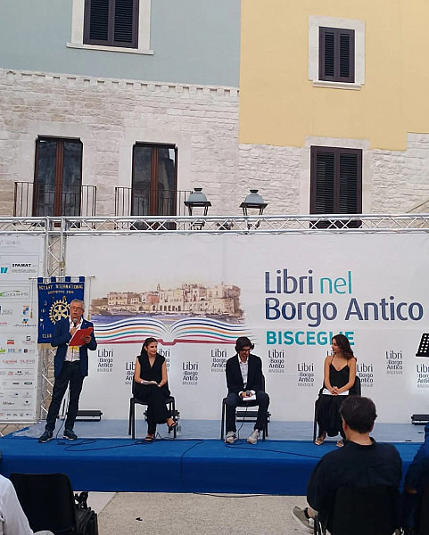 Il Rotary Club Bisceglie per Libri nel Borgo Antico ha presentato il nuovo volume di Francesco Sinigaglia dal titolo “All the world is a stage”