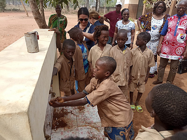 Acqua, elettricità e banchi scolastici in Benin con il progetto "Scuola Felice"