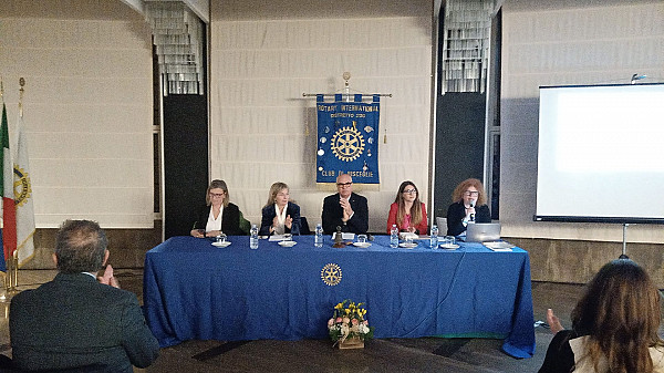 Dalla dipendenza all'autonomia. Conversazione sul tema della violenza economica di genere